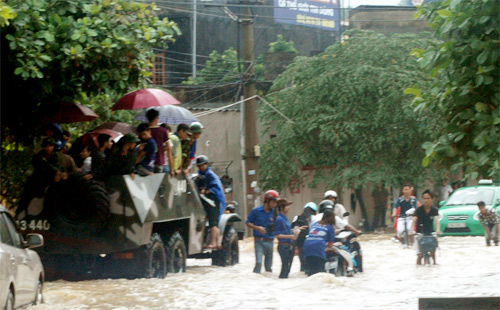 Toi truong thi lam thu tuc du thi dai hoc bang xe quan dung