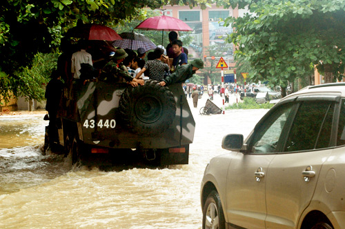 Toi truong thi lam thu tuc du thi dai hoc bang xe quan dung