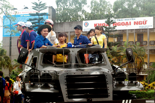 Toi truong thi lam thu tuc du thi dai hoc bang xe quan dung