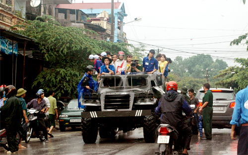 Toi truong thi lam thu tuc du thi dai hoc bang xe quan dung