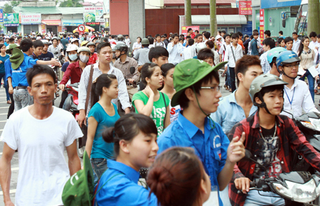 Nhieu phong thi chi co 64% thi sinh den lam thu tuc