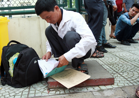 Nhieu phong thi chi co 64% thi sinh den lam thu tuc
