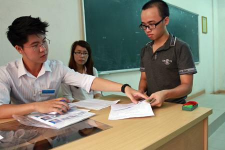 Nhieu phong thi chi co 64% thi sinh den lam thu tuc