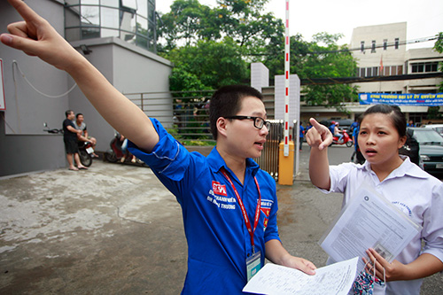 Nhieu thi sinh den muon trong buoi lam thu tuc du thi dai hoc sang 3/7/2013