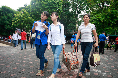 Nhieu thi sinh den muon trong buoi lam thu tuc du thi dai hoc sang 3/7/2013