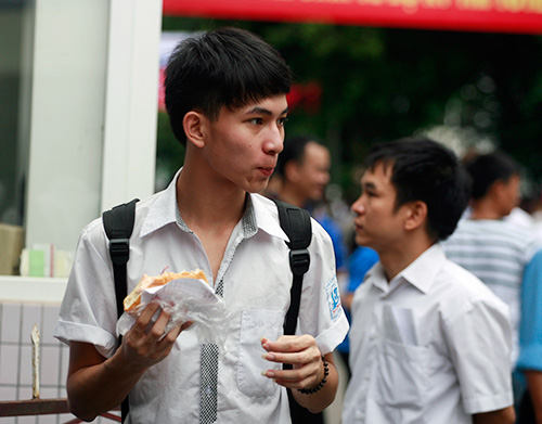 Nhieu thi sinh den muon trong buoi lam thu tuc du thi dai hoc sang 3/7/2013