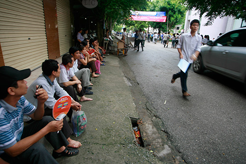 Nhieu thi sinh den muon trong buoi lam thu tuc du thi dai hoc sang 3/7/2013