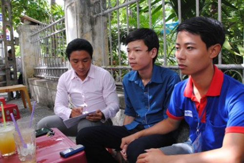 
Sĩ tử Nguyễn Văn Minh (giữa) (Nguồn: Infonet)