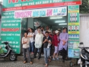 Phụ huynh chịu ướt đợi con trong trời mưa tầm tã