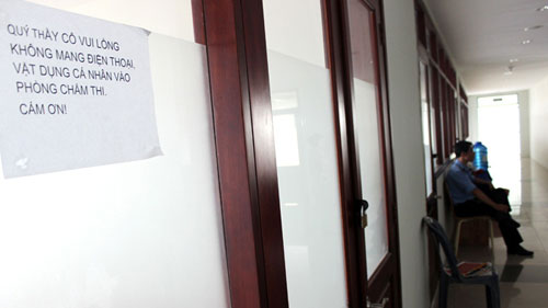 Cham thi dai hoc 2013: “Noi bat xuat, ngoai bat nhap”