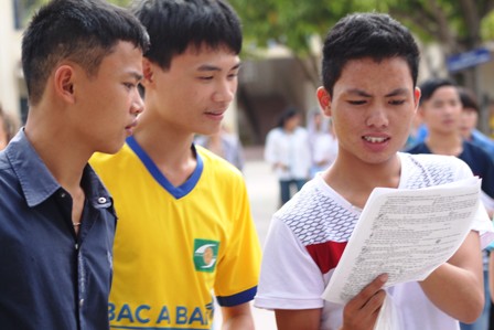 Các thí sinh tại điểm thi trường THCS Hà Huy Tập, TP Vinh cùng trao đổi lại đề thi (Ảnh: Doãn Hòa).