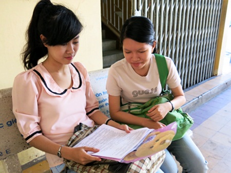 Thí sinh Hồng Nhung (trái) trao đổi về bài làm với bạn sau buổi thi môn Hóa. (Ảnh: Khánh Hiền)