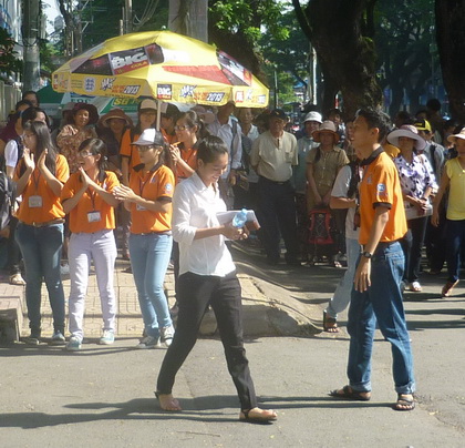 Thi sinh hao hung ra ve sau mon thi cuoi cung cua ky thi dai hoc 2013