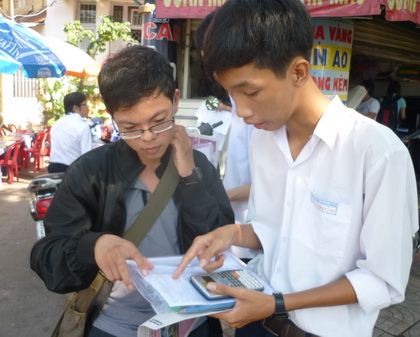 Thi sinh hao hung ra ve sau mon thi cuoi cung cua ky thi dai hoc 2013