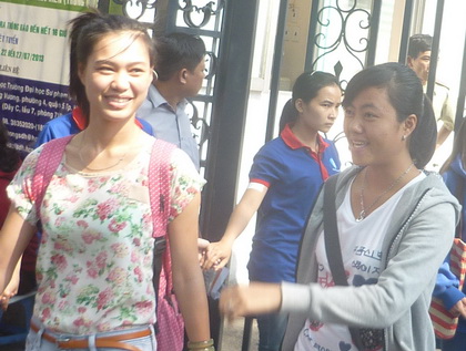 Thi sinh hao hung ra ve sau mon thi cuoi cung cua ky thi dai hoc 2013