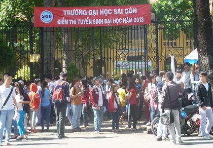 Thi sinh hao hung ra ve sau mon thi cuoi cung cua ky thi dai hoc 2013