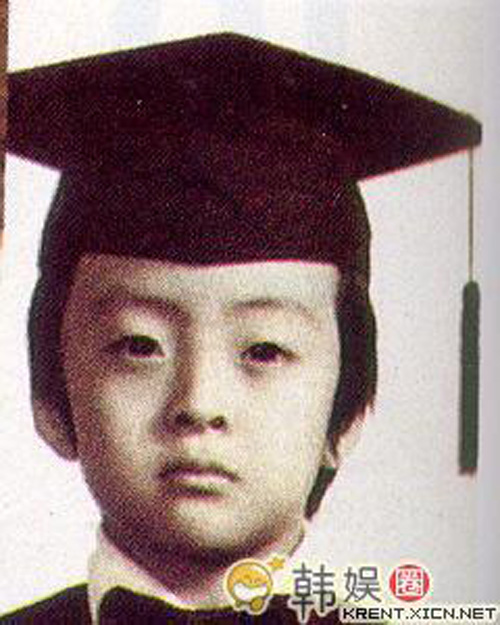 Ngam loat anh hoi nho cuc dang yeu cua Bae Yong Joon