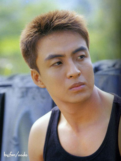 Ngam loat anh hoi nho cuc dang yeu cua Bae Yong Joon