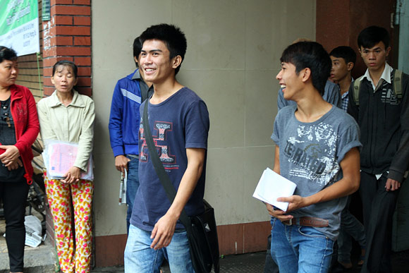 Đề Lý dễ thí sinh tươi cười kết thúc kì thi cao đẳng