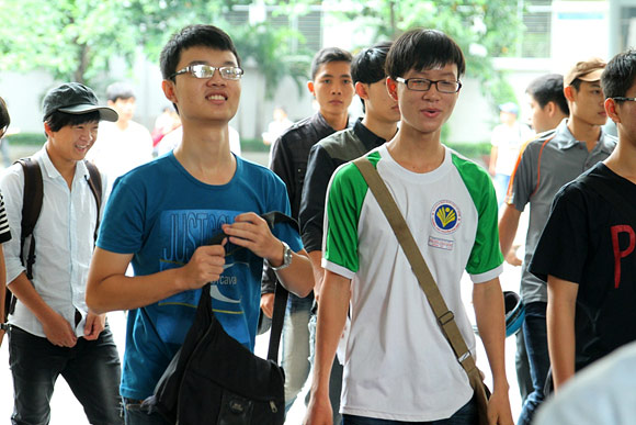Đề Lý dễ thí sinh tươi cười kết thúc kì thi cao đẳng