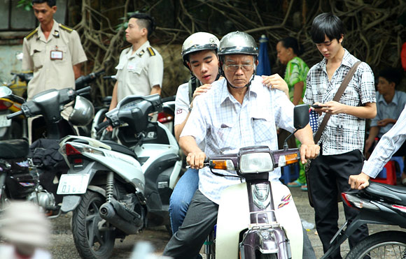 Đề Lý dễ thí sinh tươi cười kết thúc kì thi cao đẳng