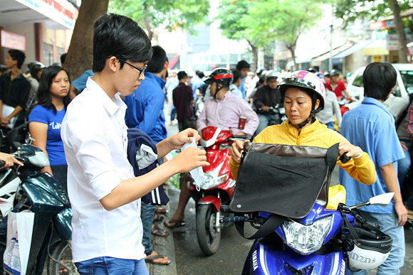 Đề Lý dễ thí sinh tươi cười kết thúc kì thi cao đẳng