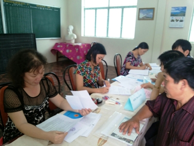 Phụ huynh phường 9 đang làm thủ tục cho nhập học tại trường Quang Trung