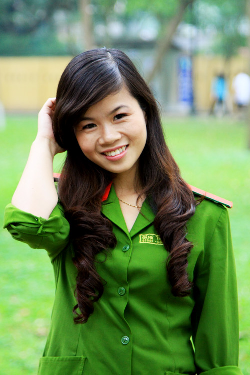 Nu sinh Canh sat dieu tra voi \'cu dup\' thu khoa