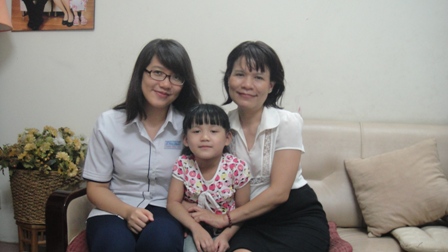Thanh Trúc cùng mẹ và em gái. (Ảnh Quốc Anh)