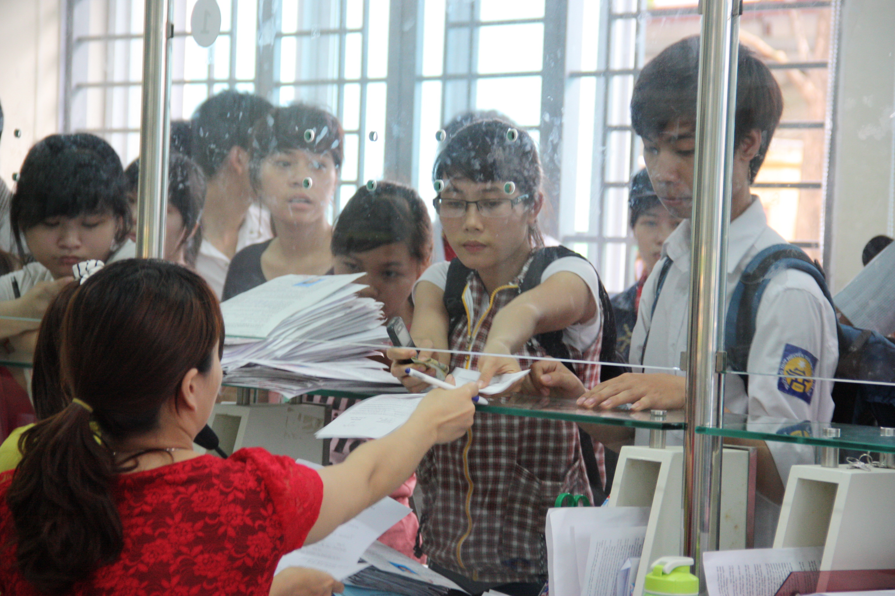Thí sinh nộp hồ sơ tại Trường ĐH Công nghiệp Hà Nội