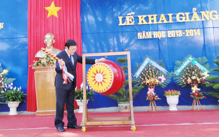 Chủ tịch nước Trương Tấn Sang đánh trống khai trường tại Trường THPT Bùi Thị Xuân.
