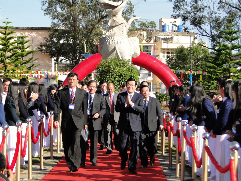 Chủ tịch nước Trương Tấn Sang vui chào học sinh trước sự nồng nhiệt của các em.JPG