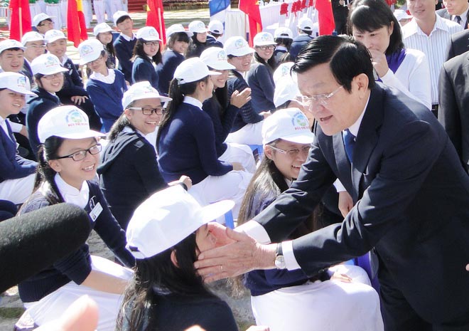 Hình ảnh đầy yêu thương mà Chủ tịch nước Trương Tấn Sang dành cho các em học sinh.