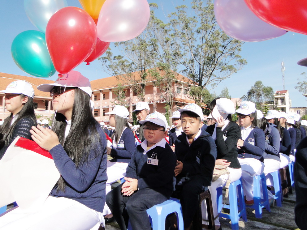 Với các em học sinh trường THPT Bùi Thị Xuân, năm học mới được đón chủ tịch nước là điều vô cùng hạnh phúc.JPG