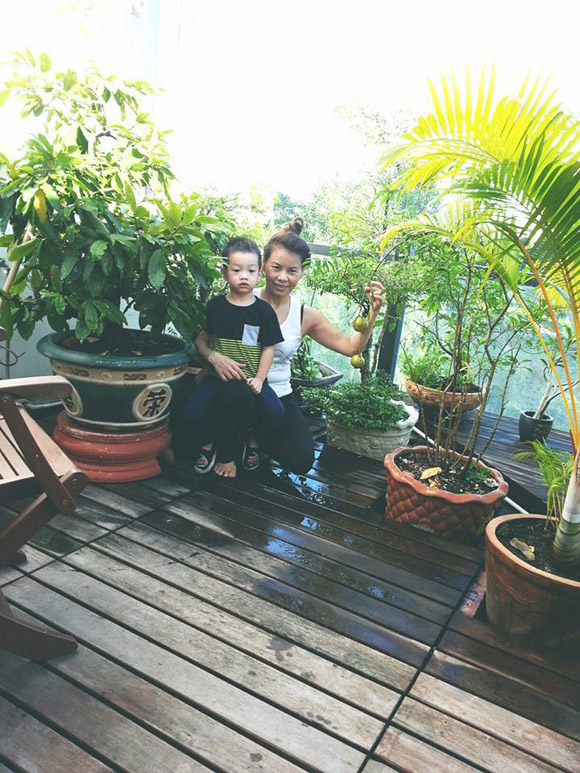 Subeo thích thú tập yoga cùng bà ngoại