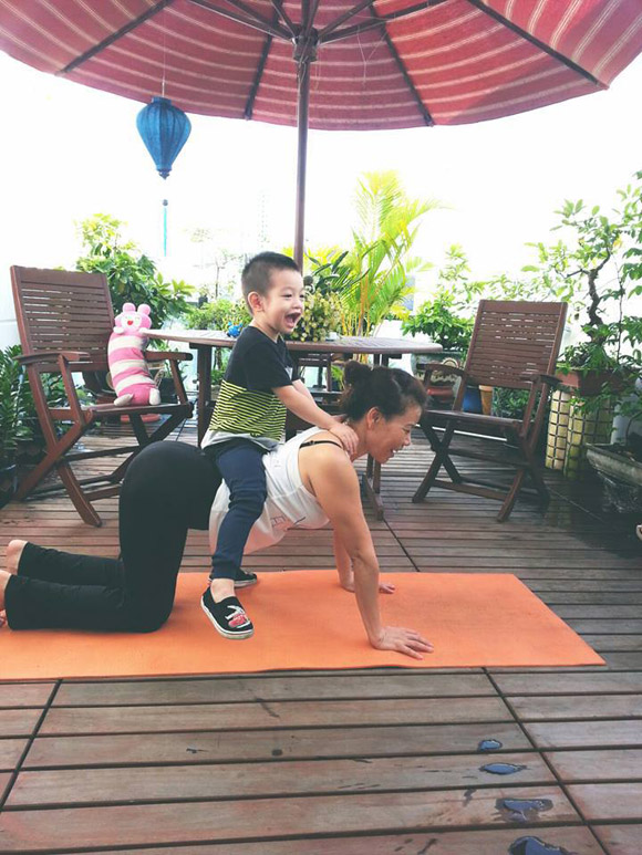Subeo thích thú tập yoga cùng bà ngoại
