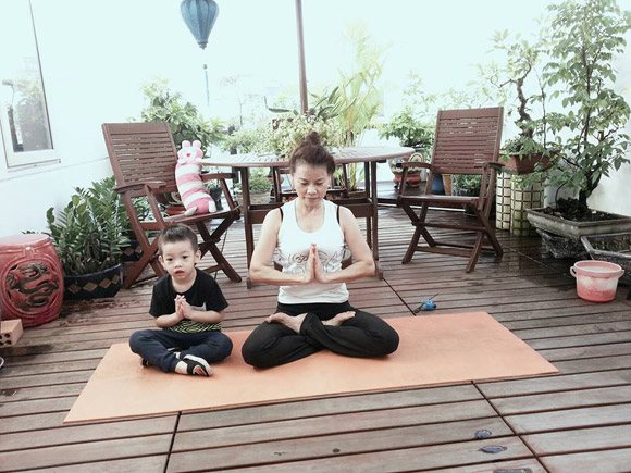 Subeo thích thú tập yoga cùng bà ngoại