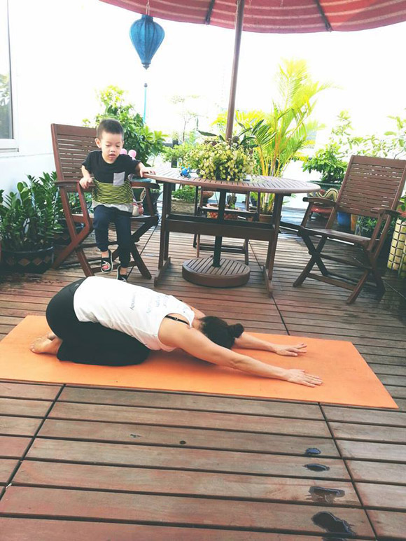 Subeo thích thú tập yoga cùng bà ngoại