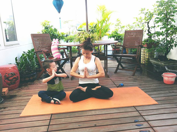 Subeo thích thú tập yoga cùng bà ngoại