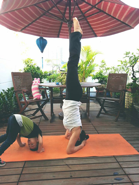 Subeo thích thú tập yoga cùng bà ngoại