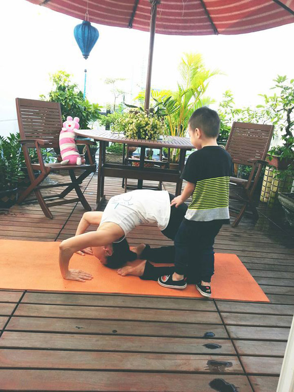 Subeo thích thú tập yoga cùng bà ngoại