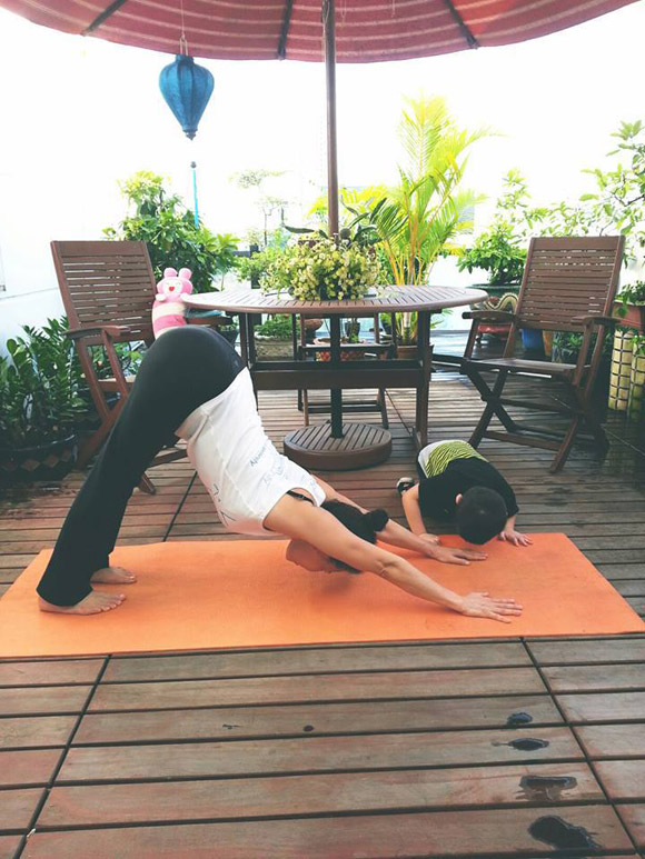 Subeo thích thú tập yoga cùng bà ngoại