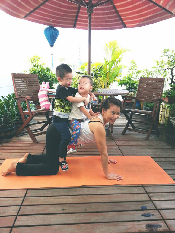 Subeo thích thú tập yoga cùng bà ngoại