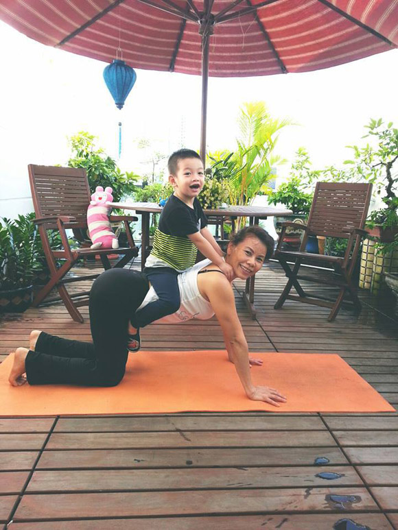 Subeo thích thú tập yoga cùng bà ngoại