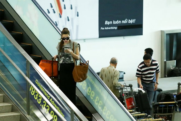 Cường Đôla cõng con trai đi đón Hà Hồ