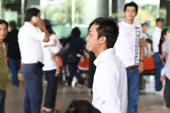 Cường Đôla cõng con trai đi đón Hà Hồ