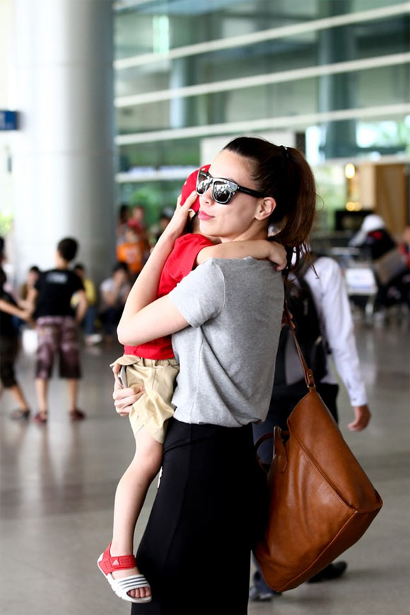 Cường Đôla cõng con trai đi đón Hà Hồ