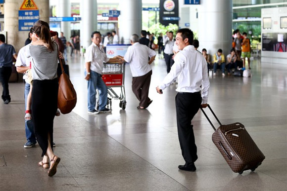 Cường Đôla cõng con trai đi đón Hà Hồ