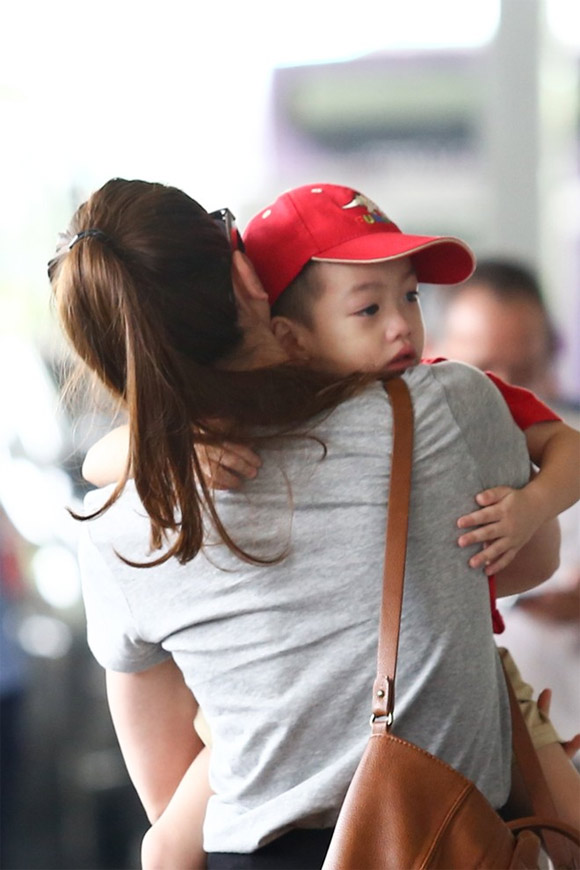 Cường Đôla cõng con trai đi đón Hà Hồ