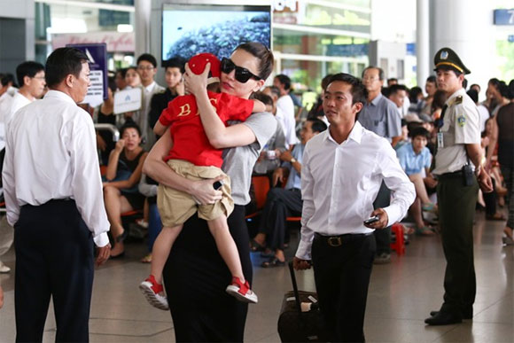 Cường Đôla cõng con trai đi đón Hà Hồ